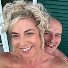 Which nail design is better for engagement photos?