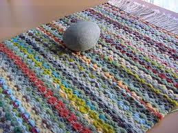 Wir erklären dir schritt für schritt, wie du einen teppich häkeln kannst, der rund ist. Teppich Mit Pappe Und Gabel Hakeln Dekoking Diy