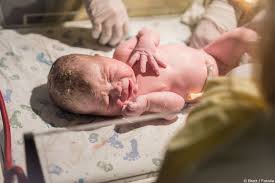 Die badewannentür reduziert die einstiegshöhe in die badewanne und erleichtert das selbstständige duschen und baden. Baby Baden Wann Wie Oft Bei Welcher Temperatur Wiado De