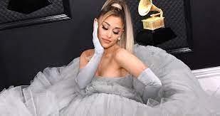 La cantante estadounidense ariana grande sorprendió este domingo a sus seguidores en redes sociales al revelar que se casará con dalton gómez, un agente inmobiliario con quien sostiene una relación desde principios del 2020. Ariana Grande Se Casa Y Este Es El Anillo De Compromiso Con El Que Lo Ha Confirmado Love 40 Los40