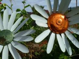 Make these copper garden art flowers with this tutorial from stephanie at 'garden therapy'. Making Metal Flowers Thriftyfun