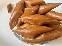 Turn the heat off when the thermometer reads 300℉. Caramelized Condensed Milk Toffee The Foodi House