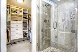 Heute geben wir ihnen einige tipps und ideen für moderne badgestaltung mit glasdusche. Modernes Badezimmer Innenraum Mit Glastur Dusche Und Begehbarem Kleiderschrank Lizenzfreie Fotos Bilder Und Stock Fotografie Image 31616124