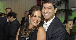 Ana paula passou a cobrir, nos fins de semana, as folgas e até as férias dos apresentadores do jornal nacional e também passou a cobrir as férias de renata ceribelli no fantástico. Confirmado Zeca Camargo E Renata Ceribelli Estao Fora Do Fantastico Purebreak