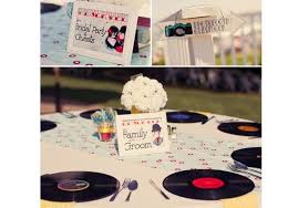 Compositions de fleuristes, mélange de soliflores et on craque pour les lampions pour un mariage oriental. Mariage 7 Themes Originaux Pour Votre Deco Elle Decoration