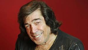 15/10/2019 | el cantante falleció a los 77 años tras padecer durante mucho tiempo una afección pulmonar. Velan A Cacho Castana En La Legislatura Portena Notife