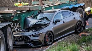 2019 volkswagen golf sportwagen 1.4t s fwddescription: Schwerer Unfall Bei Lichtenwald Sportwagen Rast In Holztransporter Baltmannsweiler Lichtenwald Esslinger Zeitung