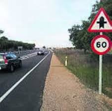 Suggest as a translation of el arcén de la carretera copy; Nuevas Marcas Viales Confunden A Conductores Y Ciclistas En La Carretera Badajoz Olivenza Hoy