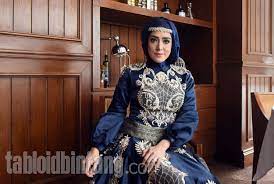 Fairuz a rafiq menunjukkan gaun pengantinnya yang bernuansa warna silver. Fairuz A Rafiq Senang Pakai Baju Pengantin Karya Zaskia Sungkar Tabloidbintang Com