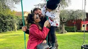 Enrico brignano (roma, 18 maggio 1966) è un comico, cabarettista, showman, attore e regista italiano. Enrico Brignano Dolce Papa La Dedica Per La Figlia Diventa Dichiarazione D Amore Per Flora Canto