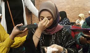 Sebelum ini dato red memberitahu bahawa dia ingin mempertahankan rumah tangga yang dibina bersama adira selepas penyanyi itu memfailkan permohonan cerai di mahkamah rendah syariah daerah gombak barat. Adira Tetap Mohon Cerai Terhadap Datuk Red Online News
