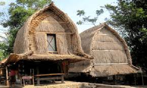 Inilah yang membuat masyarakat membangun bale lumbung dengan konsep rumah panggung. Rumah Bale Tempat Tinggal Tradisional Suku Sasak Di Lombok Daerah Kita Sajian Artikel Ringan Dan Informatif Nusantara
