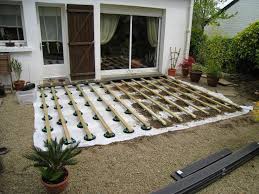 Comment Poser Une Terrasse Composite Sur Lambourdes Et Plots Tutoriel Expliquant Comment Poser Une Terras Gartengestaltung Ideen Terrasse Selber Machen Garten