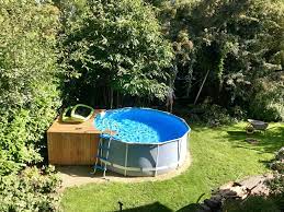 pool mit holzpodest selbstgebaut aus paletten und terrassendielen sandfilter uberdachung gartenpools podest bauen pool