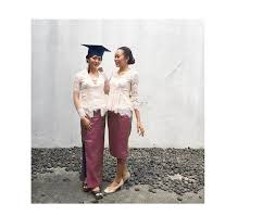 30 model gamis brokat untuk acara wisuda fashion modern dan. 33 Inspirasi Model Baju Kebaya Modern Untuk Wisuda Updated 2021 Bukareview