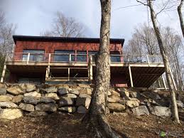Magnifique Bord De L Eau Dans Un Secteur Prive Et Boise Superbe Maison Moderne Beneficiant D Une Fenestration Immense Donnant Su In 2020 House Styles Home Decor House