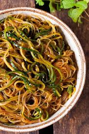 Schneller Glasnudelsalat Mit Gurken Spaghetti Und Minze Rezept Glasnudelsalat Glasnudeln Rezept Glasnudeln