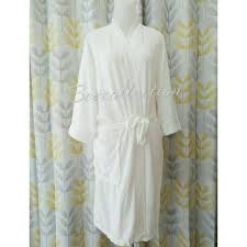 Baju handuk multifungsi yang bisa dipakai dalam berbagai cara, selain berfungsi untuk mengeringkan badan, juga bisa dijadikan pakaian santai. Kimono Handuk Putih Polos Shopee Indonesia
