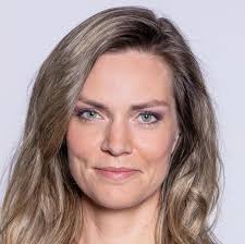 Doch mit einem satz verärgerte moderatorin julia scharf die fans. Julia Scharf Br24