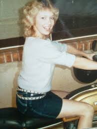 This is the bad girl of 80s hair look. Hairstyles In The 1980s Wikipedia