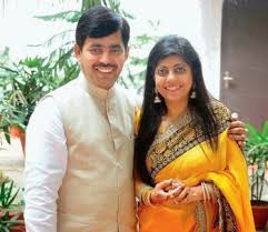 जाति-धर्म की दीवारें तोड़कर इन नेताओं ने की लव मैरिज, जानिए कैसे आगे बढ़ी  इनकी Love Story