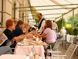 Ils vous accueillent, vous placent dans le restaurant, s'occupent de vous, de votre commande, vous. Serveuse Definition Und Synonyme Von Serveuse Im Worterbuch Franzosisch
