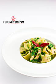 In una pentola d'acqua bollente già salata lessate le orecchiette e le cime per 7 minuti, lasciandole integre e al dente(se il tempo di cottura delle orecchiette è maggiore,fatele cuocere qualche minuto prima). Pasta Con Cime Di Rapa E Tonno Oggi Cucina Mirco