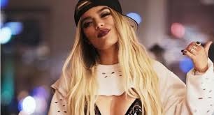 Karol g hizo parte del reality show factor x en 2006, aprovechando la oportunidad para obtener su primer contrato discográfico por un año. Karol G Historia Y Biografia Edad Pais Inicios Amores Canciones Y Todo Sobre La Cantante Colombiana Bio Completa Perfil Colombia Instagram Facebook Celebrities Trome
