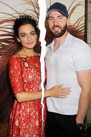 Performing in school productions and community theatre. Chris Evans Starportrat News Bilder Gala De