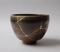 When The Japanese Mend Broken Objects They Aggrandize The Damage By Filling The Cracks With Gold They Believe That Wh Kintsugi Wabi Sabi Japanische Topferei