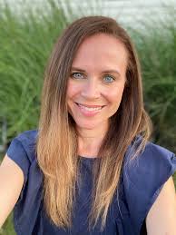 Are clinicians prone to social pressure when making treatment decisions?