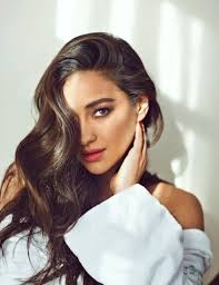 Shay mitchell,born shannon ashley mitchell on april 10, 1987, is a canadian actress and model. Shay Mitchell Cosmopolitan Spain