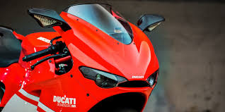 提及二輪車壇上的夢幻逸品 那ducati desmosedici rr絕對是不少頂尖玩家 收藏家名單中名列前茅的一台車 這台被稱為 ducati gp6 motogp廠車市售版 的一代神駒 當年僅僅推出限量1 500台 兇悍的頂級性能加上 ducati desmosedici rr sports car ducati