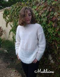 A Pull Femme Ecru Manches Longues Col Bateau Tricote Main En Laine Mohair Et Soie Madilaine