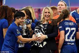 Emma hayes mbe (born 18 october 1976) is an english professional football manager. Chelsea Ladies Manager Emma Hayes Gives Birth To Boy But Loses Twin Daily Mail Online