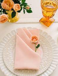 Serviette en papier verte en forme de feuille et ronds en matériaux naturels. 1001 Idees Creatives De Pliage De Serviette Pour Mariage