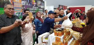 Most of all in this work i like to accommodate guests, communicate with them and directly contact with them. Produk Kampung Laris Di Singapura