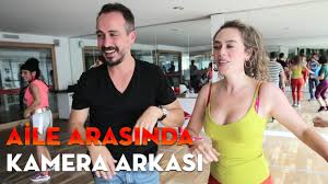 Aile arasında olması planlanmakta olan bu nikah, damadın ailesinin ısrarları ile büyüdükçe büyüyecektir. Aile Arasinda Kamera Arkasi Youtube
