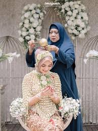 Pasalnya, pasangan yang menikah pada desember 2019 itu tidak menjalin hubungan pacaran sebelum akhirnya resmi menjalin hubungan suami istri. Tangis Bahagia Citra Kirana Saat Siraman Jelang Pernikahannya Dengan Rezky Aditya Showbiz Liputan6 Com