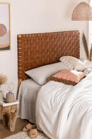 Elegante e raffinata spalliera in vero ottone per letto matrimoniale,completa di tutto, cioe' 3 pezzi comprese barre laterali e poggia piedi finale come da foto. Testiera Zaid In Legno E Pelle Per Letto 150 Cm Sklum