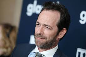 Personajul lui perry a devenit. Actorul Luke Perry Omagiat De Fani È™i Colegi De BreaslÄƒ Europa Fm
