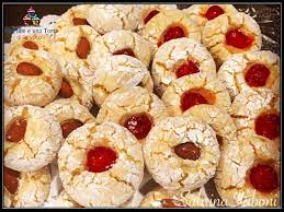 Gli amaretti morbidi, notissimi biscottini a base di mandorle, furono inventati, pare, dagli arabi. Amaretti Morbidi Il Dolcetto Perfetto Veloce E Senza Glutine