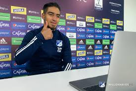 Cristian arango (millonarios) remate con la derecha escorado desde la izquierda. Rueda De Prensa Cristian Arango Millonarios