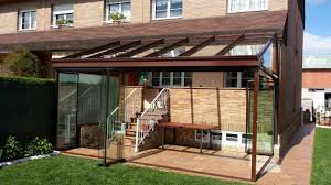 Los techos móviles de cristal le permiten que su patio, galería, terraza, porche, pérgola o ático pueda estar abierta para poder disfrutar del buen clima y del sol o si lo prefiere tenerla cerrada para reservarse de las condiciones atmosféricas cuando no sean de su agrado. Instalacion De Techo De Cristal Para Cubrir Terrazas O Porches