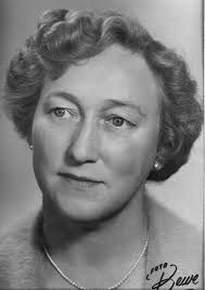 Från fröken till tjärdrottning