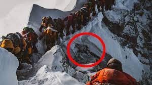 Climate change is thawing the iconic mountain's glaciers — and revealing the bodies embedded beneath its ice. Mount Everest Tragedy Disturbing Story Behind This Photo Nz Herald