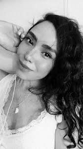 debería poder regalarte algo parecido a lo que tú me das; quiero decir: no  hablemos de equivalencias, tan solo de semejanzas. regalarte algo así como  la paz de saberse escuchado, la complicidad