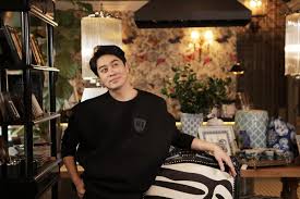 Fashion designer datuk rizalman ibrahim gave an insight to the official attire worn by the queen during the online exclusive preview of episode 1 : Up Close Dato Rizalman Ibrahim Going Places By Malaysia Airlines