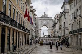 Há 17 concelhos em risco de ficar com o nível máximo de restrições (veja o seu) além de lisboa, albufeira e sesimbra, que estão no nível de medidas mais apertadas, há quase duas dezenas de concelhos que podem passar a ter restrições de horário ao fim de semana se a sua incidência não descer na próxima semana. Covid 19 O Que Muda Em Portugal A Partir Deste Sabado Portugal Sabado