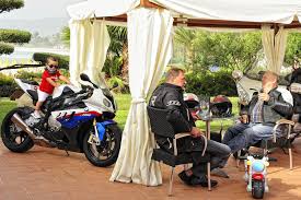 Vor allem die gegend der costa smeralda (smaragdbucht) gilt auch beim internationalen jetset als musthave. Best Biker Hotels Sardinia With Free Garage For Motorbikes